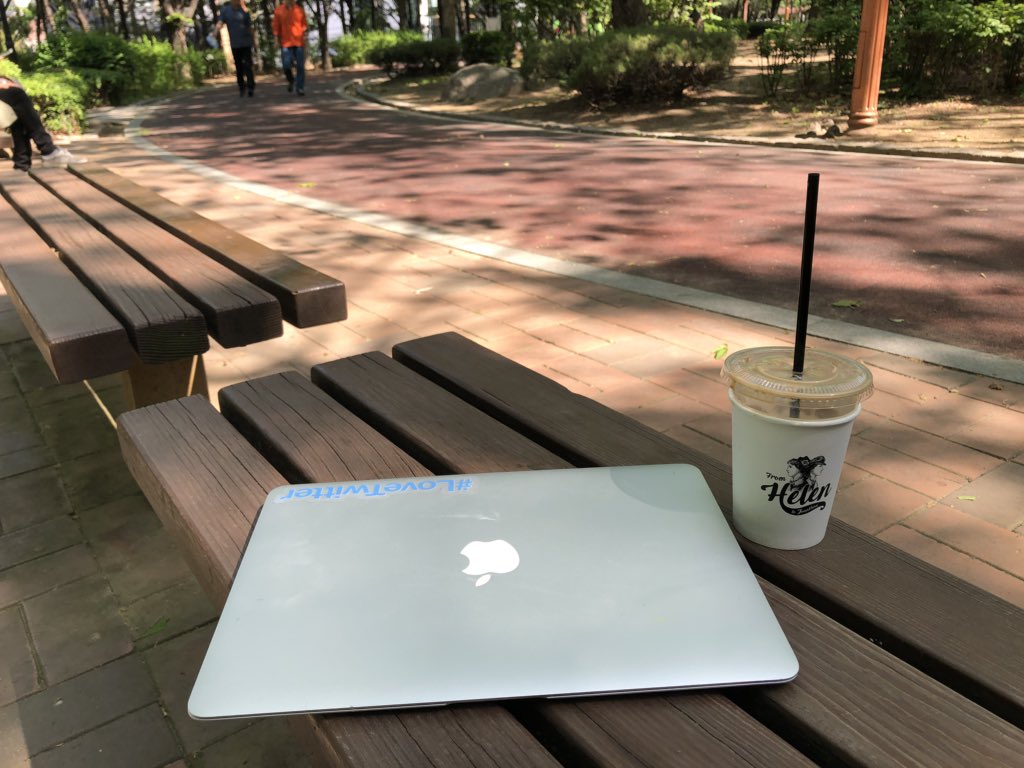 pizzapizzahizza's tweet photo. It’s too sunny to be inside working🌞
#WorkingFromPark🌳🌳
(でもまだちょっと寒い) https://t.co/FMsp3Q4pwd