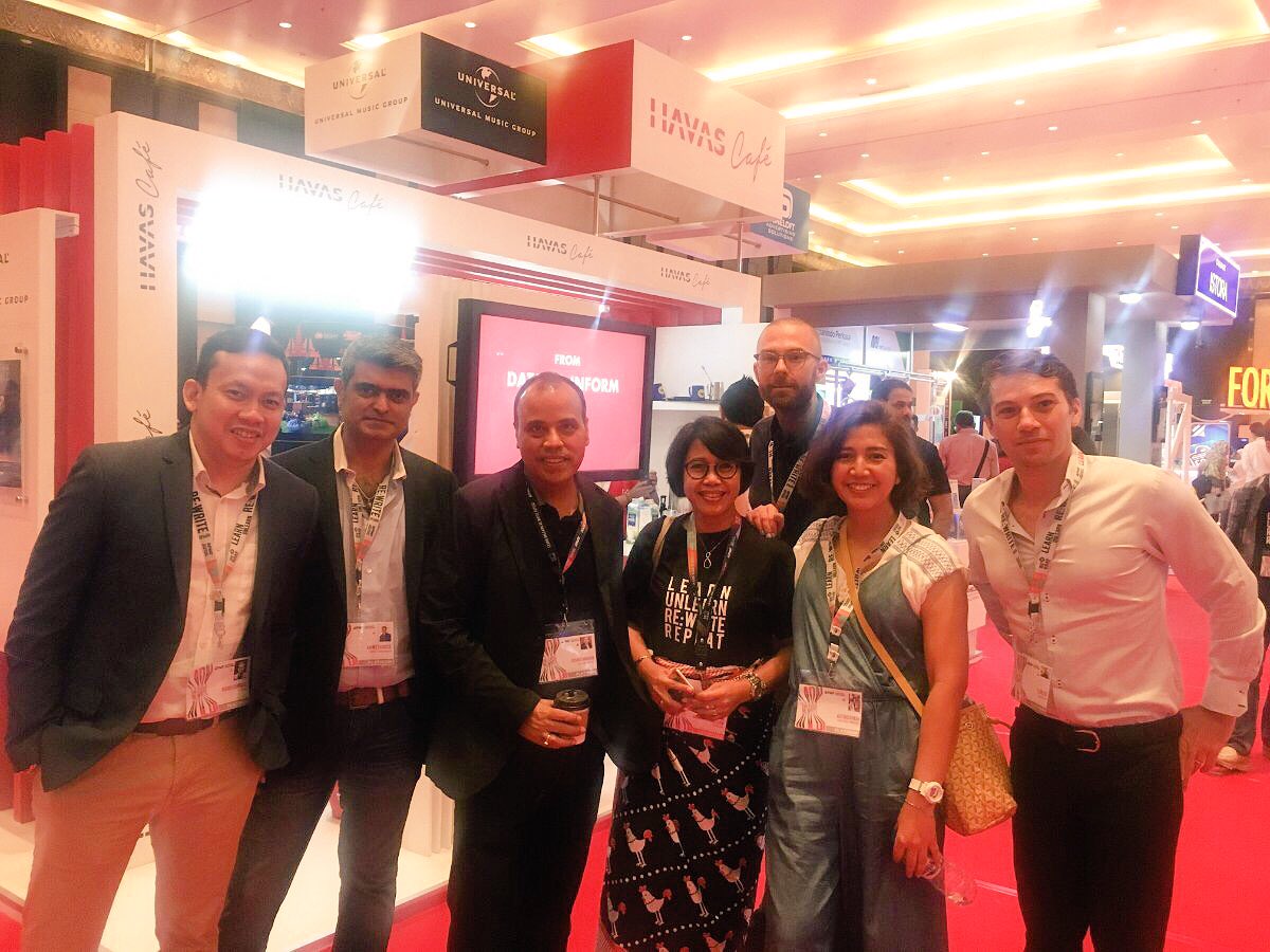 Leaders from @HavasGroup APAC - <a href="/vishnumohan/">Vishnu Mohan</a> <a href="/anweshbose/">AB</a> <a href="/mrjoshgallagher/">Josh Gallagher</a> with Danone marketer Vanda Francisa and execs from UMG &amp; Gameloft! #APMF2018 #havascafeapmf2018