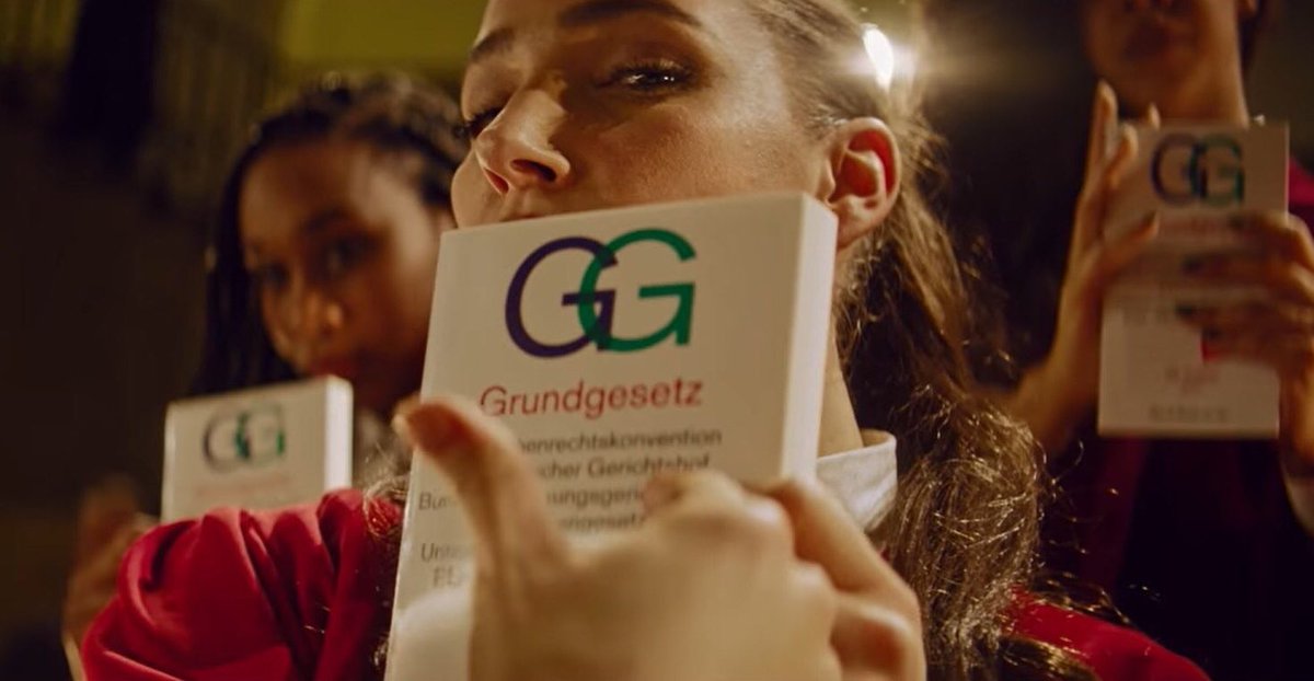 Art1IGG's tweet photo. Kluge &amp; attraktive Frauen lesen Grundgesetz! https://t.co/FdgCL9j9n0