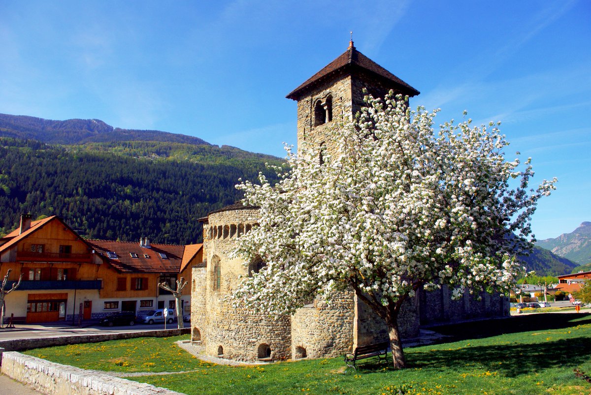 FRAProperty's tweet photo. RT RivieraReporter: RT French_Moments: This is the Romanesque church of Aime in the #Tarentaise Valley. One of the oldest churches in the French Alps of #Savoie. More info on the blog ==> https://t.co/LJOPdZWyv5
#AimelaPlagne #SavoieMontBlanc #FrenchAl… https://t.co/0JwgIxfZh1