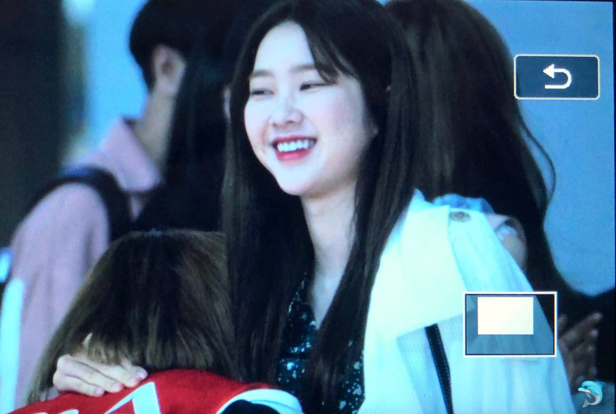 Adorable_OMG's tweet photo. 180109 인천공항 출국 #오마이걸 #OHMYGIRL #지호 #JIHO @WM_OHMYGIRL 

미현 괴롭히기 달인,,, 오랜마닝야 예뿌나 🤩 https://t.co/NtAVCD3C3p