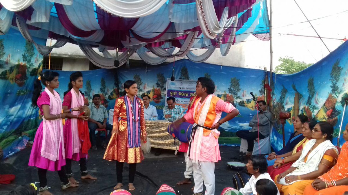 SwachhBoudh's tweet photo. Community Mobilisation  through folk media (pala) at Dangapada village of Mursundi GP under Boudh Block. Attended by District Collector and EE  (RWSS ), DPC and DLC, JE -2 , BC, CC Motivators.@sbmodisha @odisha_zsbp @PRDeptOdisha https://t.co/3l9qBgnIW0