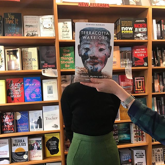 SunBookshop's tweet photo. Standing tall like a warrior in the Terracotta Army this #bookfacefriday.
Edward Burman's book, TERRACOTTA WARRIORS, is an intriguing, original and up-to-date account of one of the wonders of the ancient world.
.
.
.
#terracottawarriors #bookface #sunbo… https://t.co/NrjRZjILaG https://t.co/sKYGVFbX5F