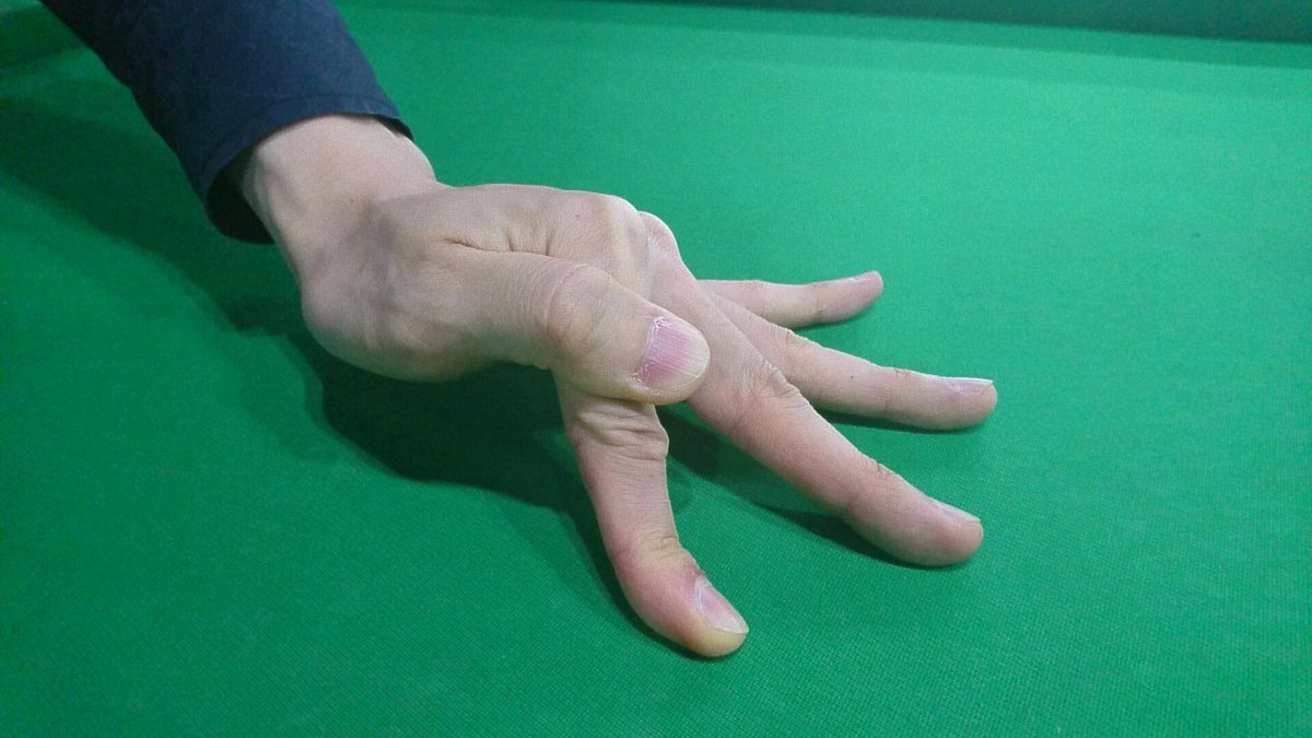 鈴木さんちの鈴木 一昔前は こういう親指を巻き付けるようなオープンブリッジをよく見かけたけど 最近あんまり見ない 私は善し悪し以前に こういう風に組むと指が攣る