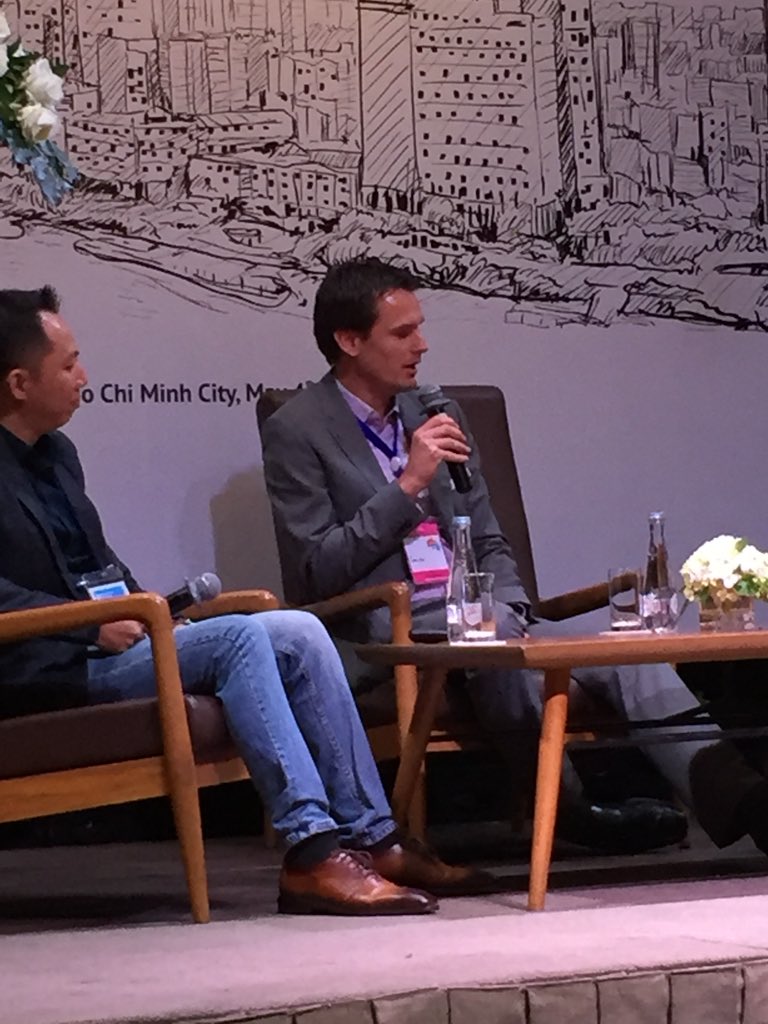 LFenge's tweet photo. A power shift from the retailer to customer is changing the face of shopping on the high street- increasingly personalised services demanded by customers - Dr Jeff Bray illuminating the future of retail #GlobalFol18 @GlobalBU #ASEANBUzz https://t.co/ANtNTOxrcH