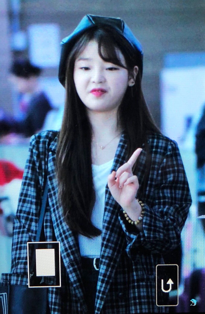 Adorable_OMG's tweet photo. 180109 인천공항 출국 #오마이걸 #OHMYGIRL #승희 #SEUNGHEE @WM_OHMYGIRL 

그녀들의 장난을 바라보던 현뽀쨕 (23) 안대걘내~~~ https://t.co/ZYKoD3IQH1