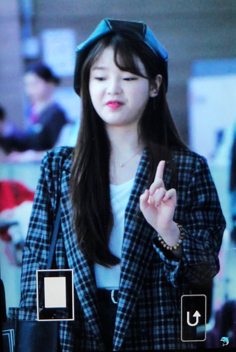 Adorable_OMG's tweet photo. 180109 인천공항 출국 #오마이걸 #OHMYGIRL #승희 #SEUNGHEE @WM_OHMYGIRL 

그녀들의 장난을 바라보던 현뽀쨕 (23) 안대걘내~~~ https://t.co/ZYKoD3IQH1
