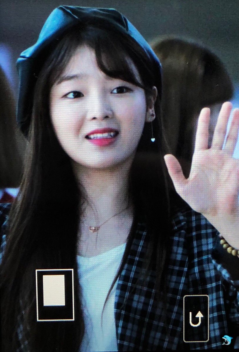 Adorable_OMG's tweet photo. 180109 인천공항 출국 #오마이걸 #OHMYGIRL #승희 #SEUNGHEE @WM_OHMYGIRL 

그녀들의 장난을 바라보던 현뽀쨕 (23) 안대걘내~~~ https://t.co/ZYKoD3IQH1
