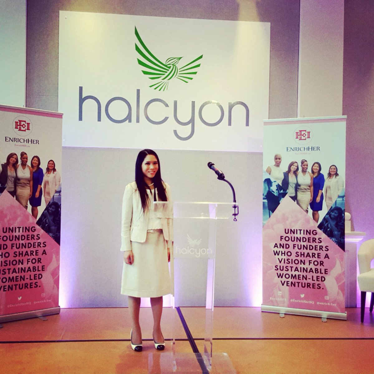 Krippit1's tweet photo. Amazing evening in D.C! Thankful I had the opportunity to share the stage with incredible female leaders and founders! Special thanks to an amazing woman @DrRoshawnna @iEnrichHER #EnrichHer.co #halcyon #founding #FoundingTO #sunil_extreme https://t.co/VDdVvGICh4