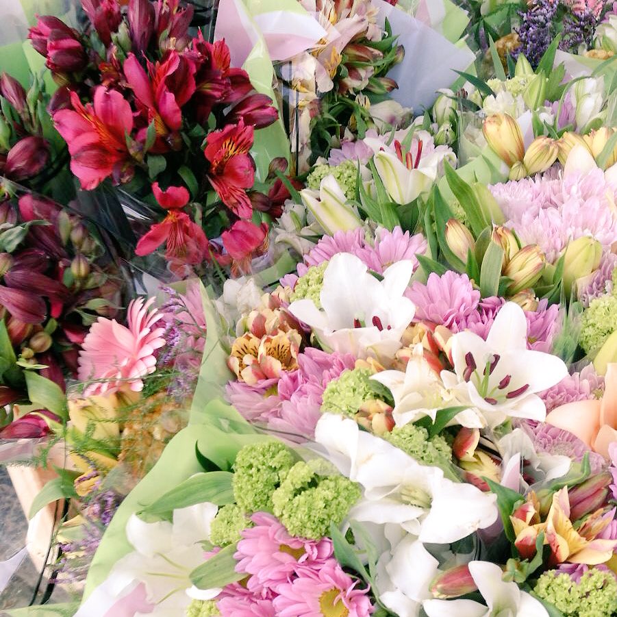 FavershamMarket's tweet photo. Faversham Market is setting up, the sun is shining &amp; there is a bounty of beautiful blooms awaiting your arrival! See you in the Market Place! 💐🌹🌼☀️ https://t.co/KkFVWeF9TO