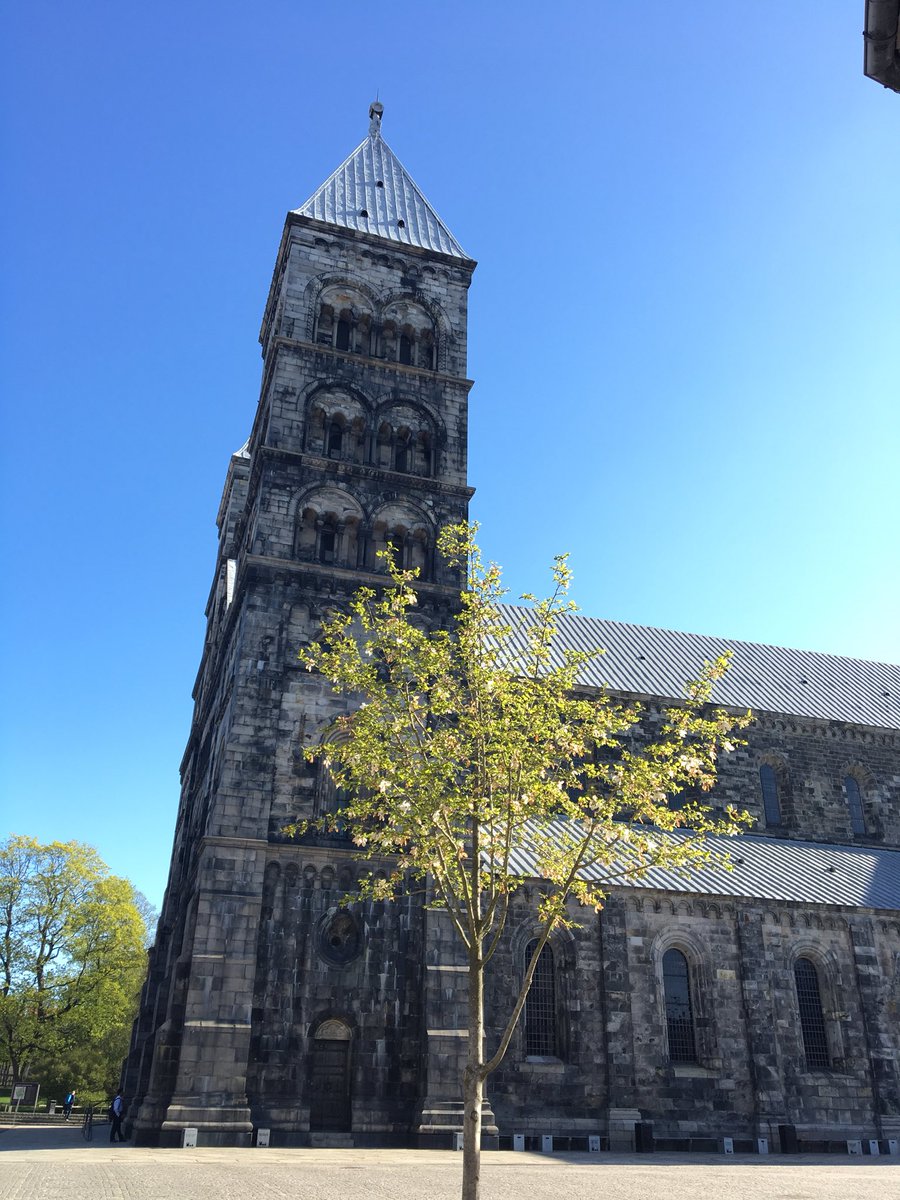 AnnaHelenaArt's tweet photo. Solig morgon i Lund. Beundrar geologiska spår i katedralens #fasader. Och ser framemot dagen möte om medeltida #muralmålningar https://t.co/qBNsKoMrQ0