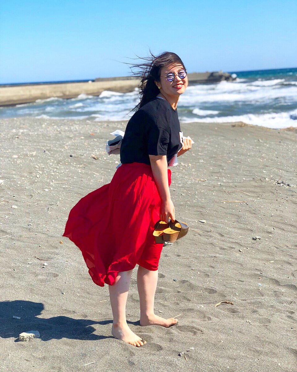 小川みこ ラファーファ Ar Twitter 海行ってきました 風が強すぎて 砂が凶器みたいに 痛かったから めっちゃ笑った笑笑 砂浜に赤のスカートが 映えました T Shirt Uniqlo Marimekko Skirt Pale H Size15 今日のコーデ コーデ ぽっちゃりコーデ