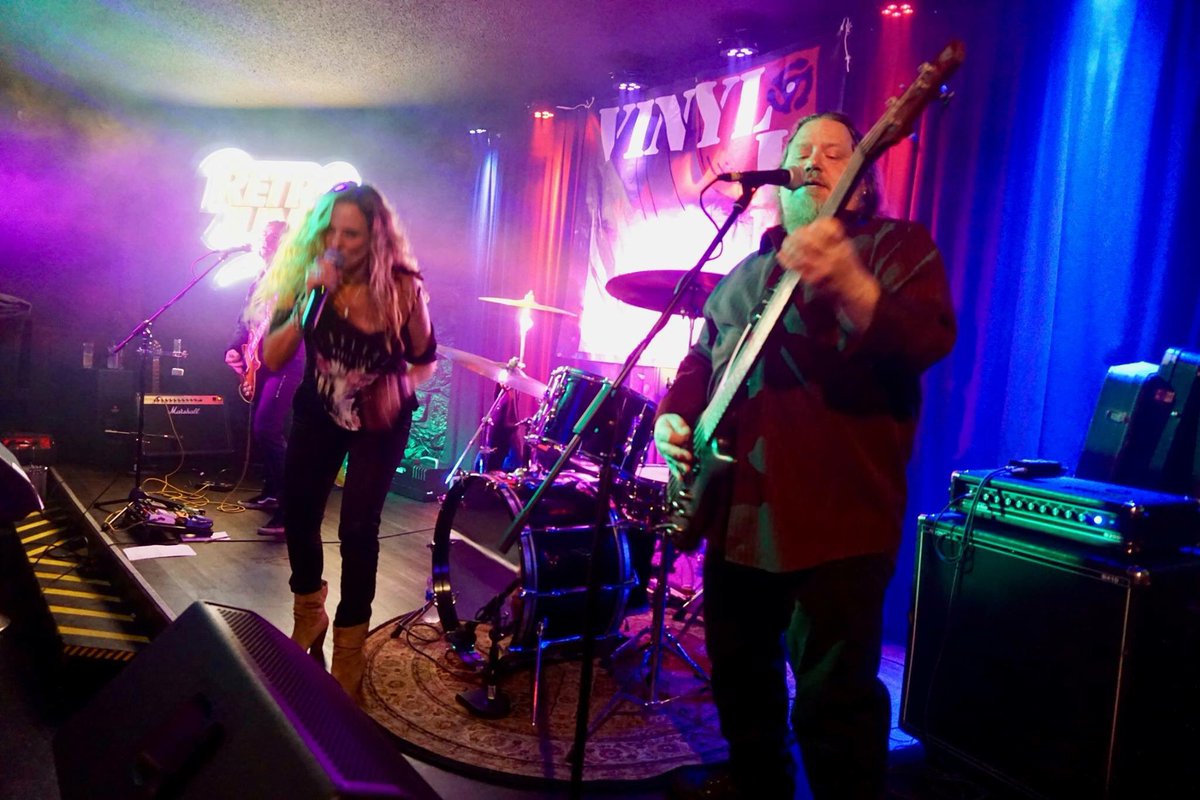 VinylLux's tweet photo. Vinyl Lux rocking the sold out Retro Junkie. #livemusic #ClassicRock #SaturdayNight #bandlove #vinyllux #retrojunkie https://t.co/TuDY4wENvt