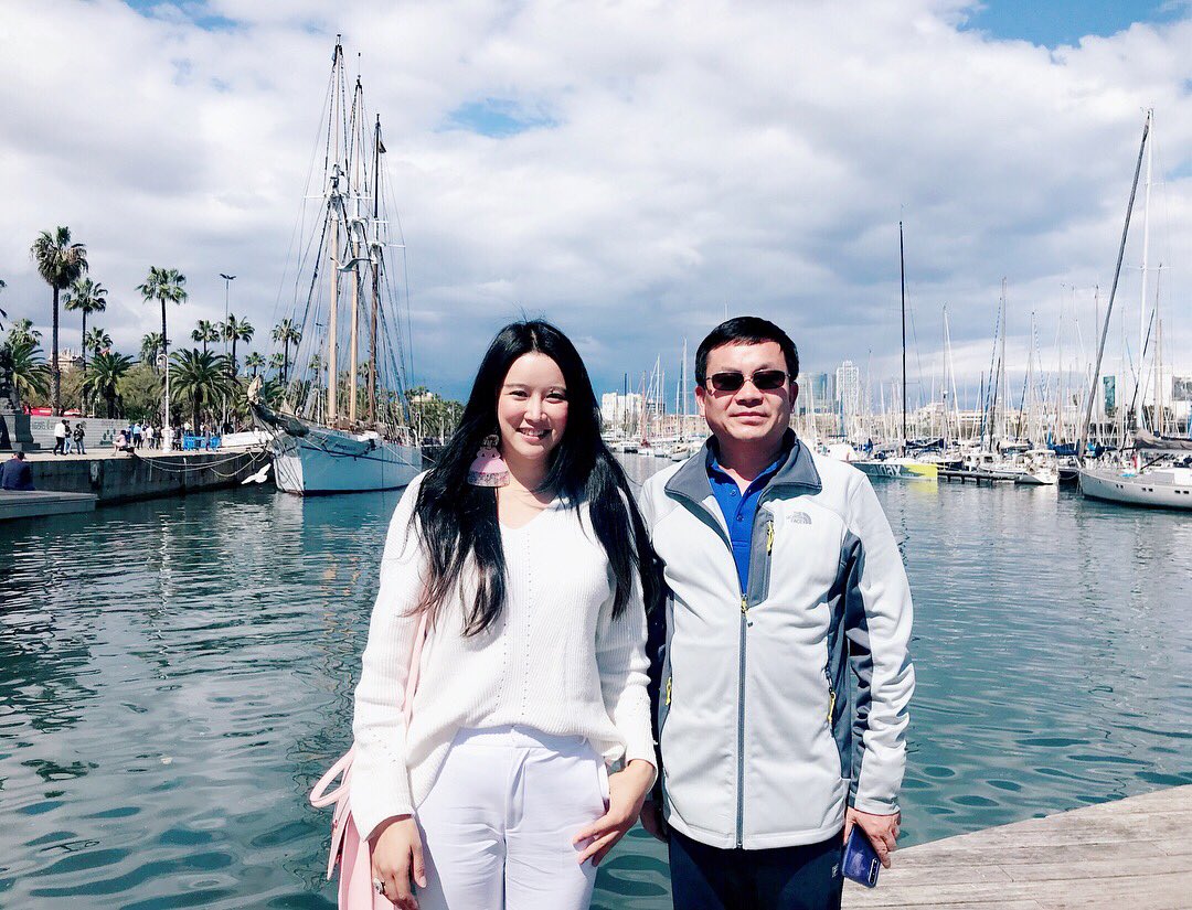 vickyeurope's tweet photo. Un buen día con amigos banqueros chinos en Barcelona!
#barcelona #bancochino #inversionchina #nuevarutadelaseda #victoriajingxiang https://t.co/1dCd18Mdxo