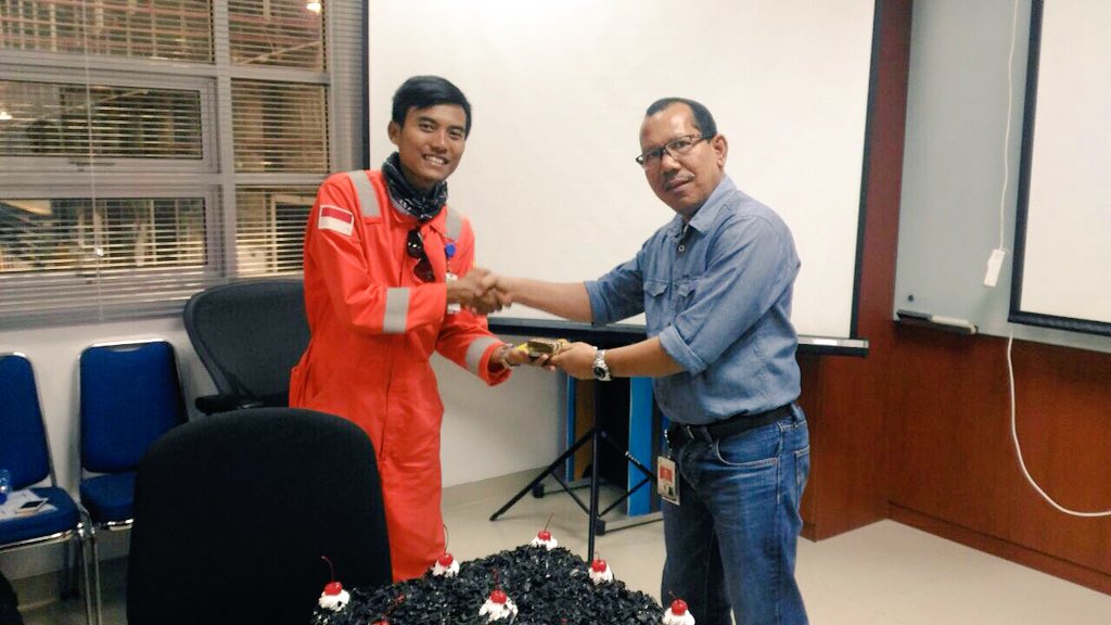 ZulfikRock's tweet photo. Setahun yg lalu main di booth @ExxonMobil_ID #IPA2017 dan tahun sekarang kerja buat EMCL di site Bojonegoro. Jadi pengen ke #ExxonMobilatIPA lagi.. https://t.co/TJrrMYsMtY