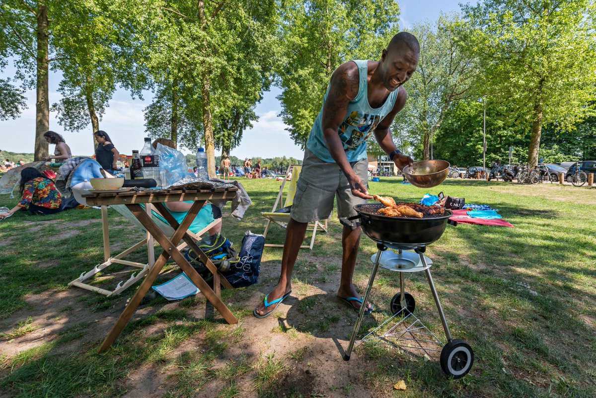 Ga jij met dit zonnige weer lekker barbecueën in het park? Denk dan aan de regels om dit veilig te doen. En afval hoort natuurlijk in de afvalbak! rotterdam.nl/vrije-tijd/bar…