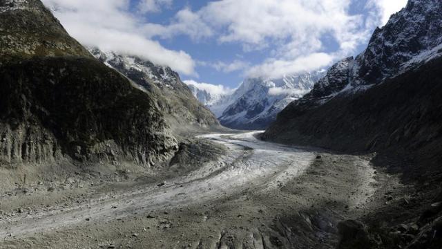OuestFrance's tweet photo. La dramatique fonte du plus grand glacier français https://t.co/SGvJ42Mhcj https://t.co/uQjBzjrdqe