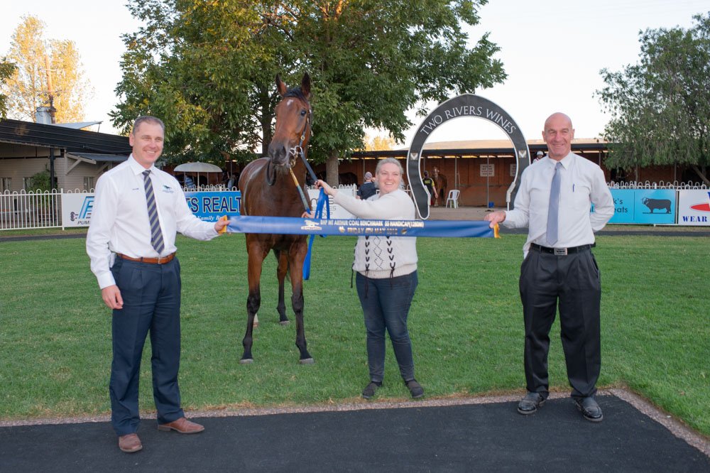 thebrookracing's tweet photo. From the angle of the photo you'd swear the inside horse was the winner but it's actual JUDGE JUDI who won RT 1:16.29 ST 36.15 Margin Hd x 1.25L @BBakerRacing #GregRyan https://t.co/fVrGbVmxEn