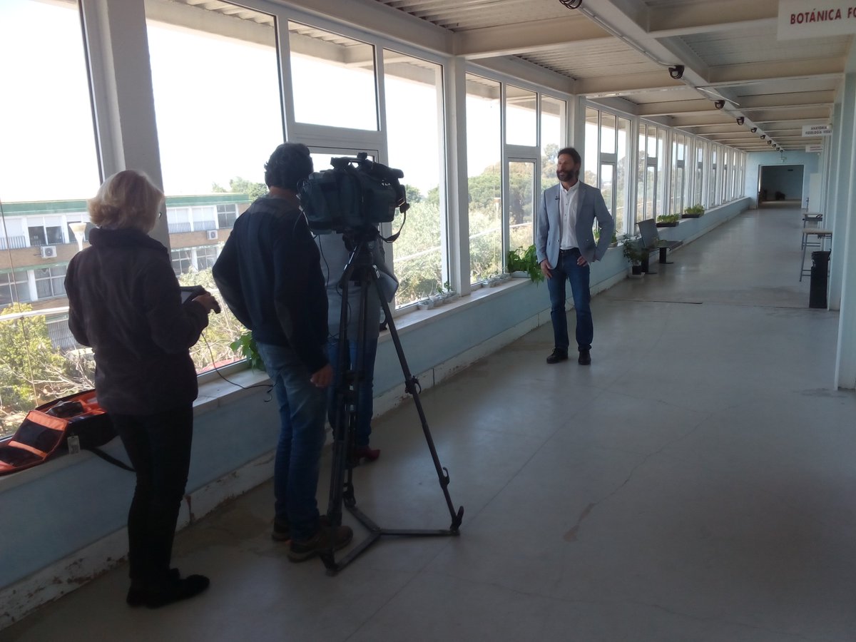 OldGrowth_UHU's tweet photo. Ayer pasamos un gran día en @UniHuelva con #ManuTrillo y @canalsur @EspacioCanalSur ¡Deseando ver el reportaje y compartir con tod@s el trabajo y gran valor de nuestros #bosques! proyecto @OldGrowth_UHU @FBiodiversidad. Exposición fotográfica #ManuTrillo https://t.co/zNWVi9ptB9