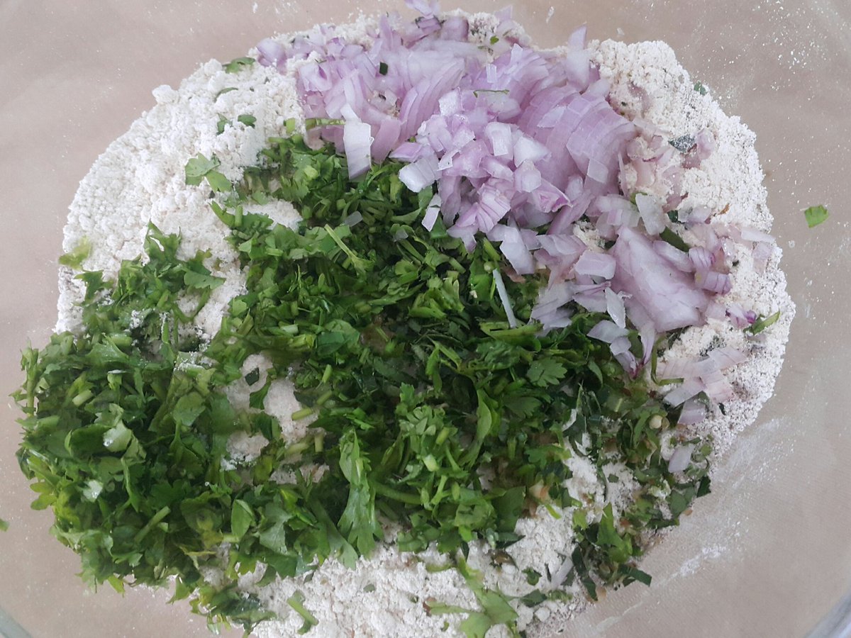 SangitaSri's tweet photo. Recipe from the #tribal chefs of #Mavadappu #Kerala famous for their Rock Art dating 3000 yrs ago.
#RagiRoti #MilletMania
You can read my - Trails of Mavadaippu Blog post - https://t.co/uAtTWM9rTs https://t.co/GD4MMdJu41