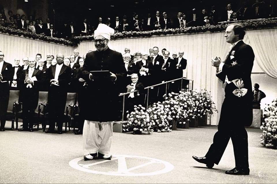 SiddraaRana's tweet photo. Remember him?

Yes, he's not forgotten and can never be...!!!!! 

#SalamTujhySalam #DrAbdusSalam #NobleLaureate #Physics #Pakistan #PakistanLovesAll #PakistanLovesAll https://t.co/ggdnLUXJTL