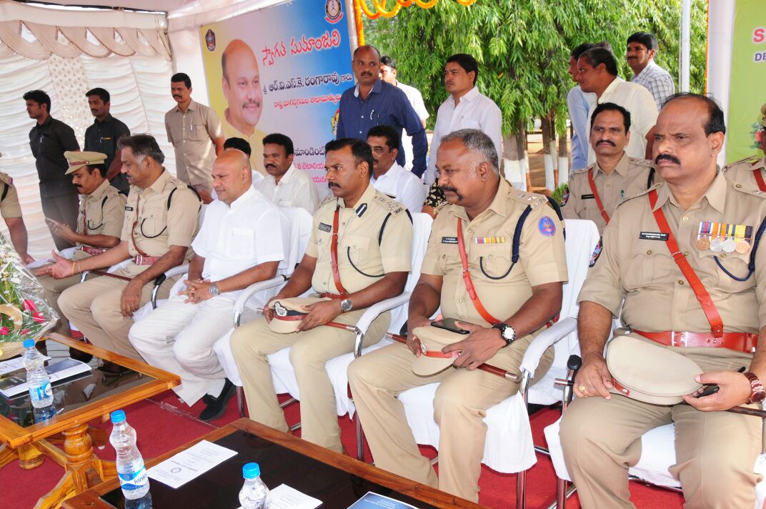 rsujaykrishna's tweet photo. విజయనగరం జిల్లా చింతలవలస 5th బెటాలియన్ లో పాస్సింగ్ ఔట్ పారేడ్ కార్యక్రమానికి హాజరైన భూగర్భ గనులశాఖ మంత్రి వర్యులు సుజయ్ కృష్ణ రంగారావు.
శిక్షణ పొంది విధుల్లోకి చేరనున్న కానిస్టేబుల్స్ నుంచి గౌరవ వందనం స్వీకరించి, ఉత్తమ ప్రతిభ కనబరిచిన కానిస్టేబుల్స్ కు ట్రోఫీలను అందజేసిన మంత్రి. https://t.co/TaLckUyVKG
