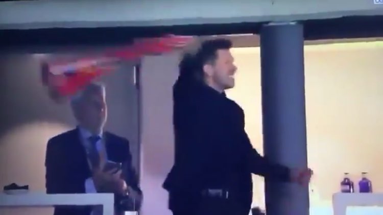 PatrikBrenning's tweet photo. Simeone vevar en halsduk och alla bara ”åh kolla han älskar verkligen sin klubb” men knappt ett ord om att Wenger gråter i tv-intervjun. https://t.co/MFfqxjaEI9