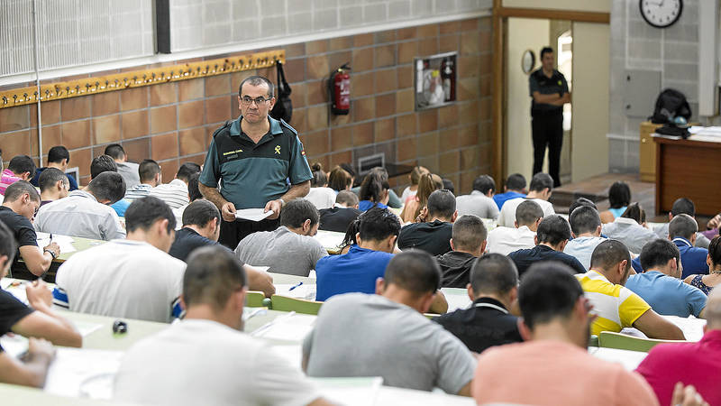 guardiacivil's tweet photo. ¡Aspirante! a #IngresoGC Puedes aclarar tus dudas sobre la resolución de convocatoria vía email. Escribe a 
📩ingreso-gc@guardiacivil.org

Plazo presentación solicitudes:
23h 59m 59s del 24 día de mayo de 2018. https://t.co/2dwcgEcvby