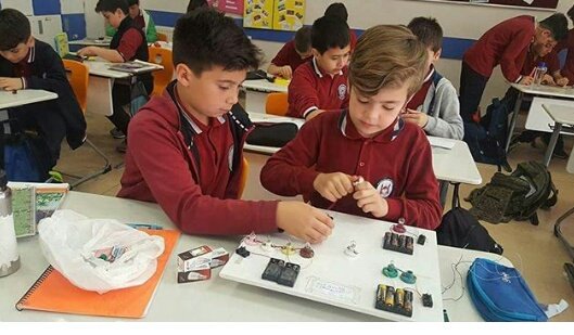 SehitL's tweet photo. FEN BILGISI ÖĞRETMENIMIZ ASLI ATMIŞDÖRTOĞLU REHBERLIGINDE 5. SINIF ÖGRENCILERI ELEKTRIK ETKENLERININ AMBUL PARLAKLIGINDAKI DEGIŞKENLIKLERINI TEKST ETTILER https://t.co/IWVbdODISl