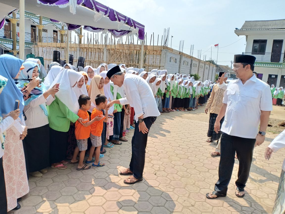 Silaturahmi dengan KH. Masruchan Bisri beserta keluarga besar Pondok Pesantren Askhabul Kahfi Kota Semarang
#GanjarYasinGubernurInovasi 
#GanjarYasinM3nang 
#GanjarYasin1 
#KandangBant3ng 
#Wonogiritetep1