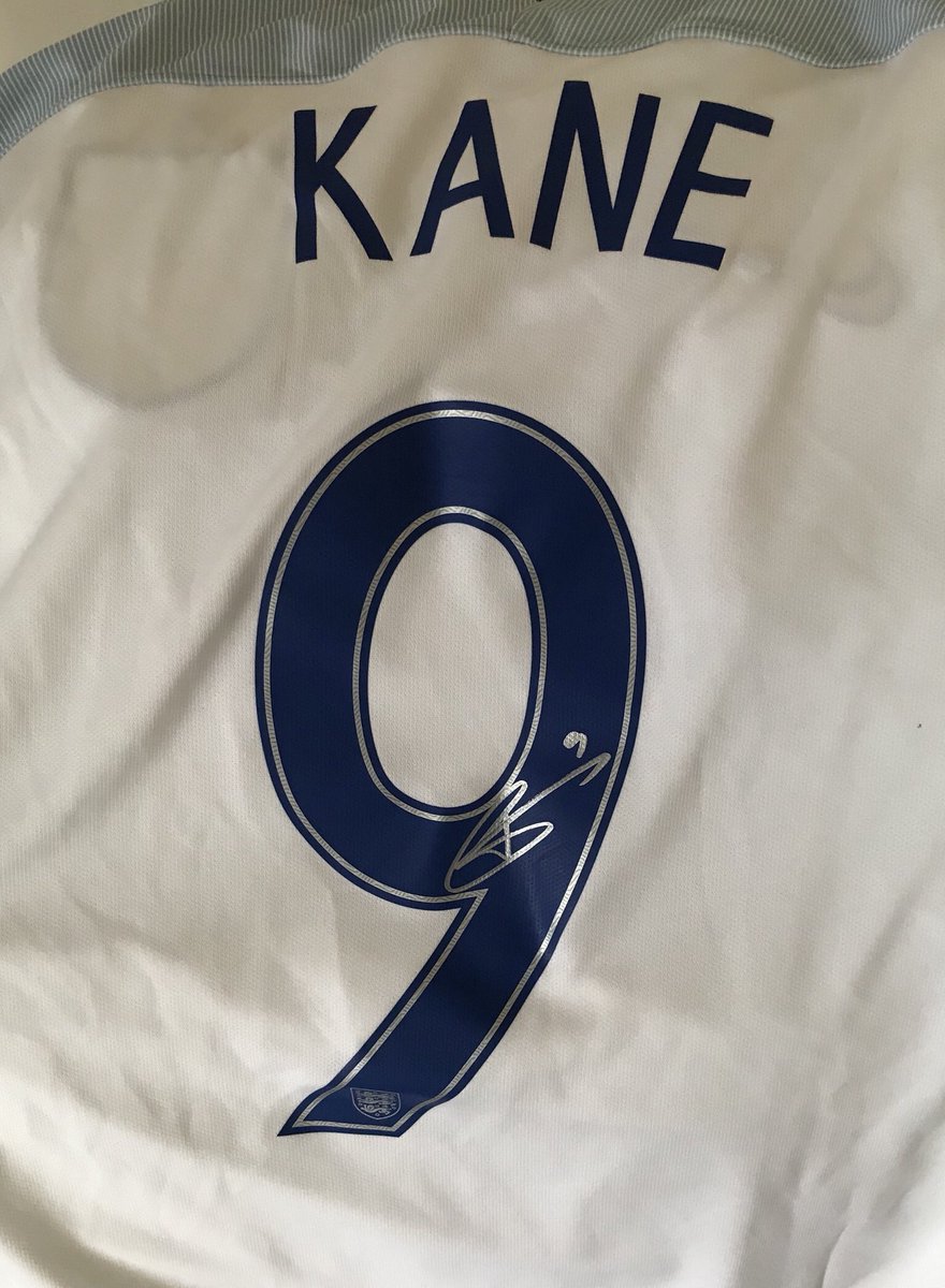 seeitnowx's tweet photo. Some new swag just in #Kane #Totti #Neymar #signedswag https://t.co/F3kEhvYvvq