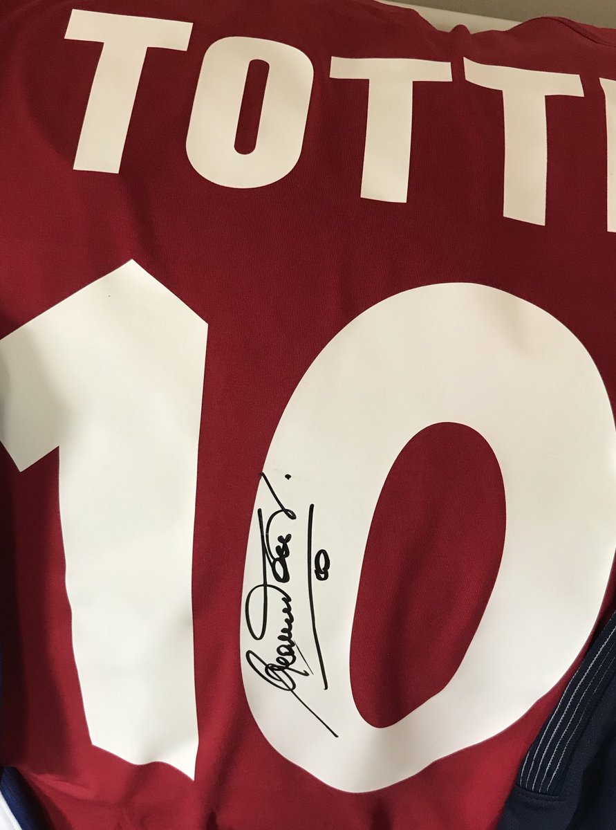 seeitnowx's tweet photo. Some new swag just in #Kane #Totti #Neymar #signedswag https://t.co/F3kEhvYvvq