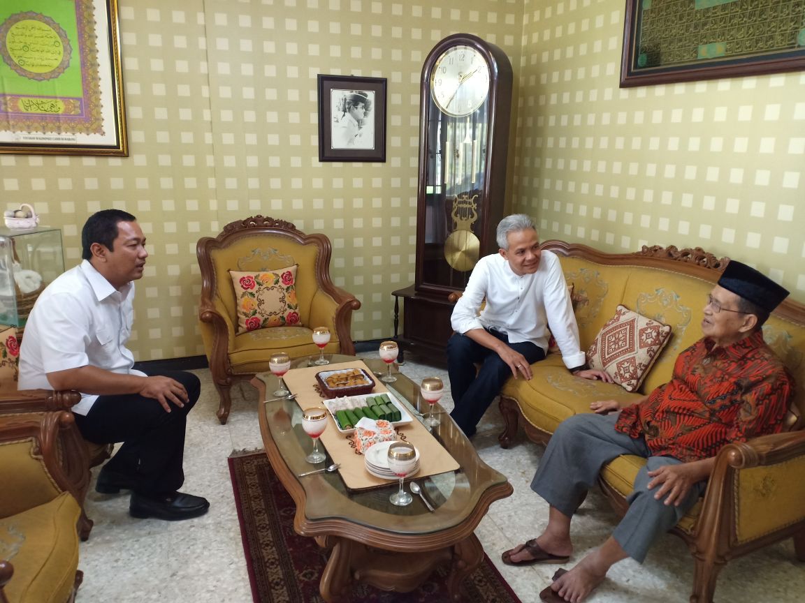 Silaturahmi dengan Drs. KH. Achmad (Ketua Pimpinan Wilayah Dewan Masjid Indonesia (DMI) Provinsi Jawa Tengah) 
#GanjarYasinGubernurInovasi 
#GanjarYasinM3nang 
#GanjarYasin1 
#KandangBant3ng 
#Wonogiritetep1