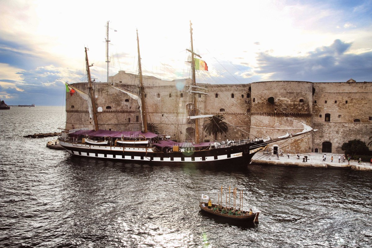 Italia's tweet photo. Benvenuti nella città dei due mari. Siamo a #Taranto .
Vi portiamo qui per segnalarvi un evento che si svolge in tre date: 8 maggio, 3 giugno e 21 luglio, si tratta del "Palio di Taranto".
https://t.co/q4hSoXZBb5
#WeAreinPuglia
📷 Mr DiEmme Multimedia Production https://t.co/SPZMSg0cpl