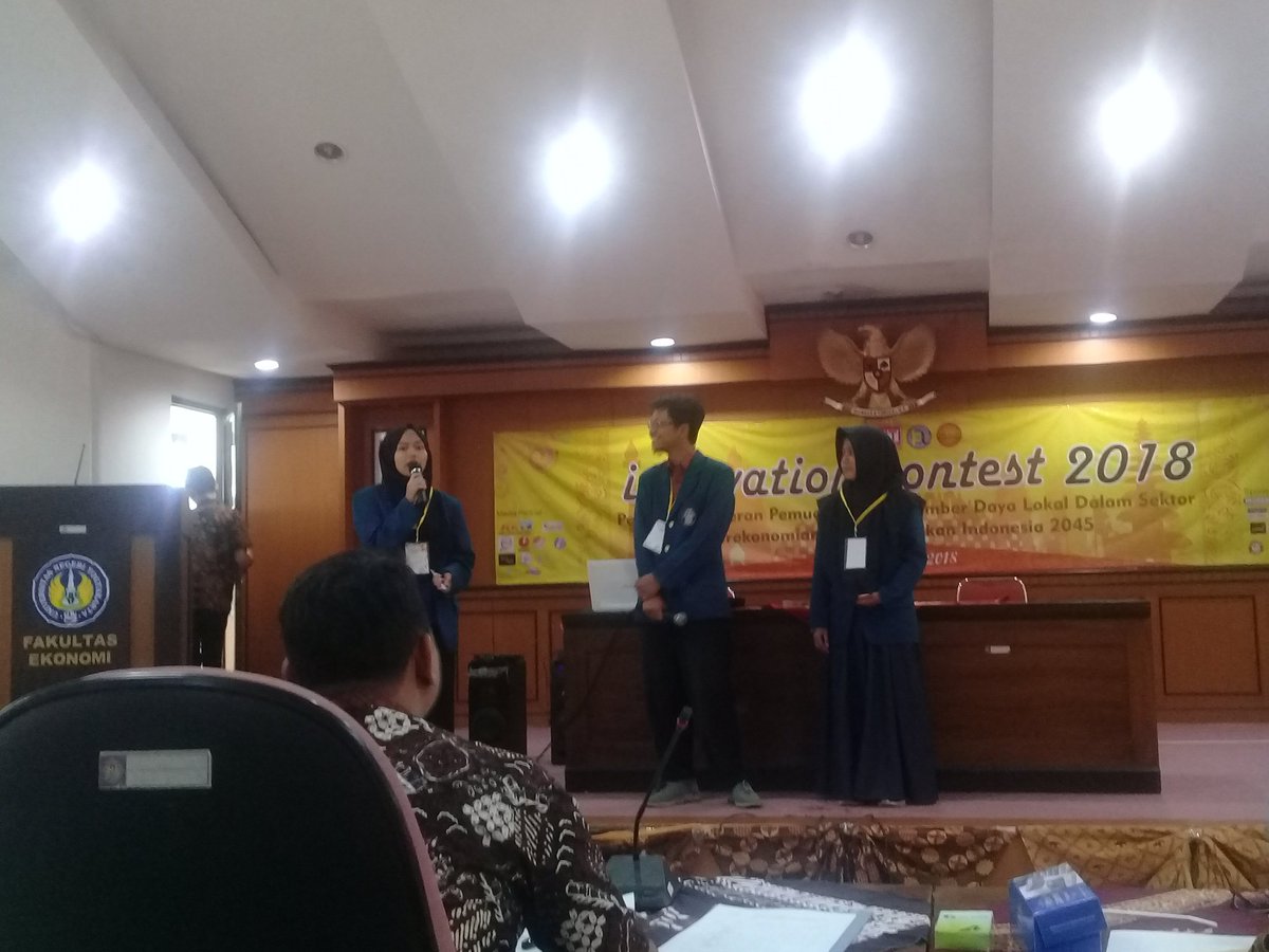 iconfeuny's tweet photo. [LIVE REPORT] Sedang berlangsung presentasi dari tim finalis presentator ke 13 dari UNDIP dengan ketua Ranti https://t.co/Fh1OyOxa67