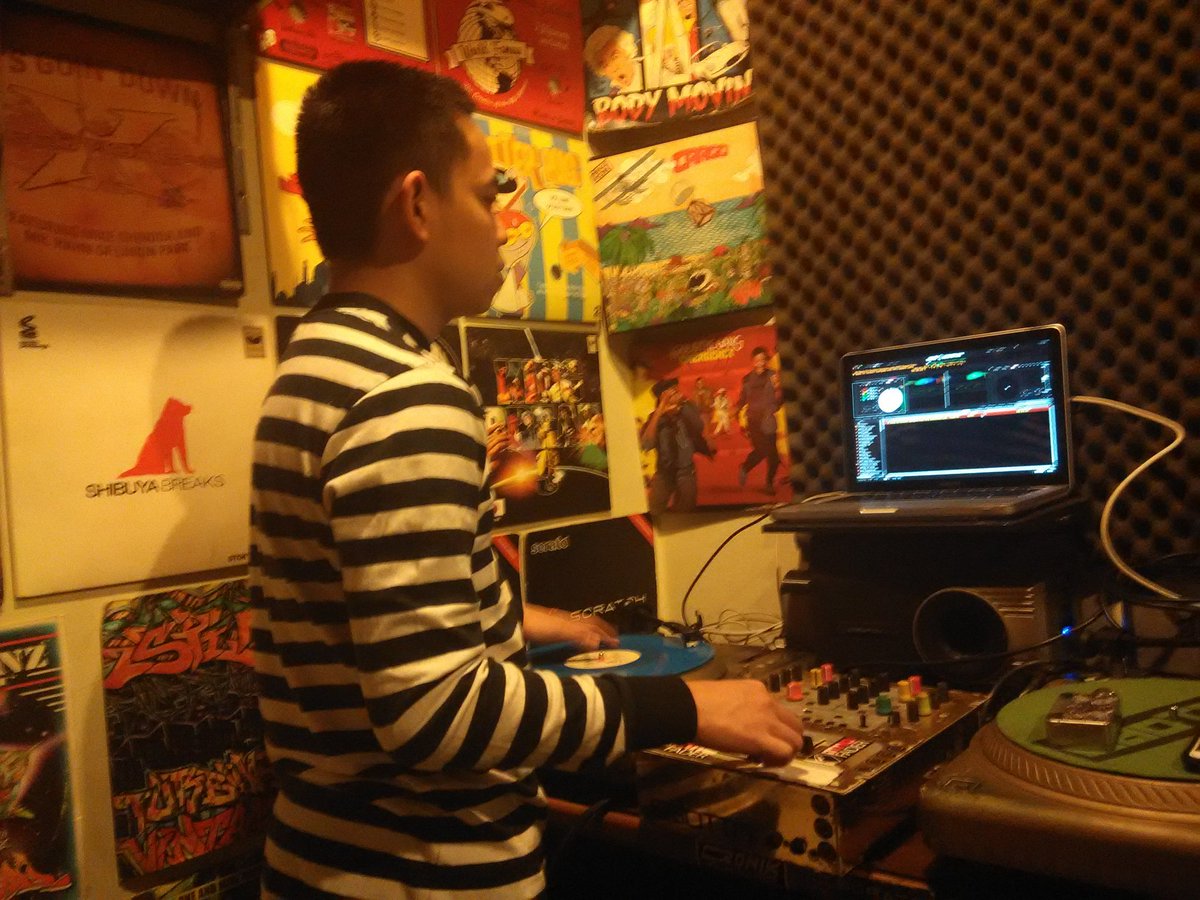 RobottoRecord's tweet photo. Practicing #djlife https://t.co/hTad0KCLHF