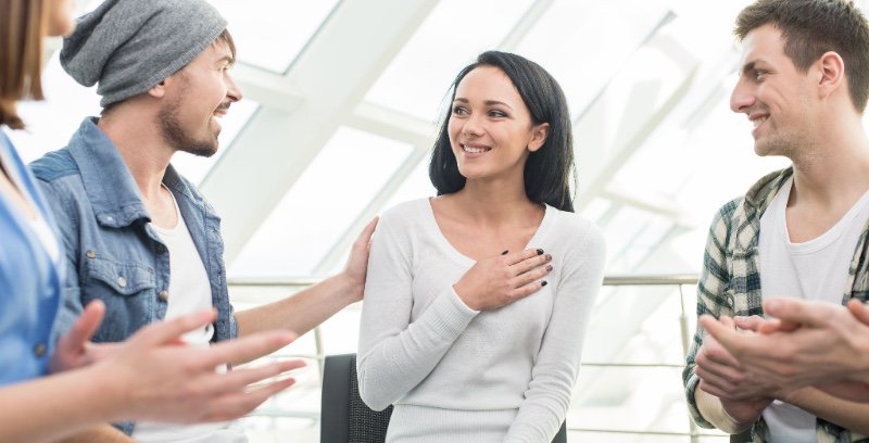 Общение людей. Коммуникация людей. Беседа подростков. Офис люди переговоры. Общение молодежи.