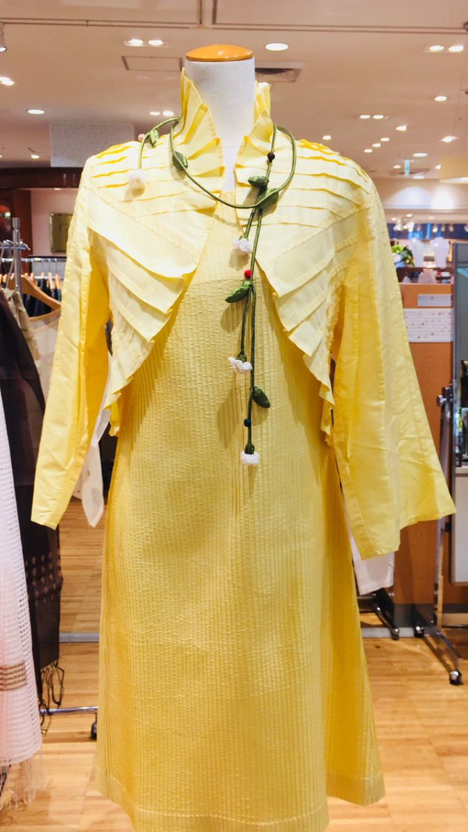 日本橋三越本店 Mitsukoshi 鮮やかな黄色が美しい ピンタック のワンピース 草木染の タイシルク は艶が違います ぜひ直接手にとって頂きたい逸品です 新館8階 ギャラリーアミューズ 5月8日 火 迄 最終日は18時で終了