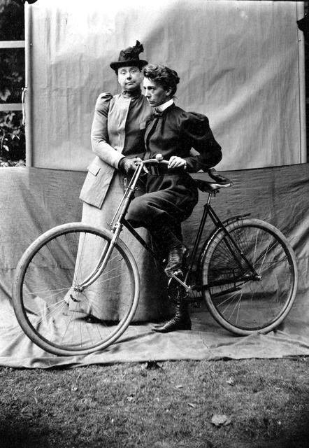 LeemitageLuke's tweet photo. Luke

Learning to ride a bicycle. This is something I’m sure Sara would have tried, don’t you?  The outfit is interesting😂

@TheRealLukevans @TheAlienistTNT #TheAlienist @tntdrama #sarahhoward #johnschuylerMoore @FerramachoR https://t.co/tgdT3vvhFx