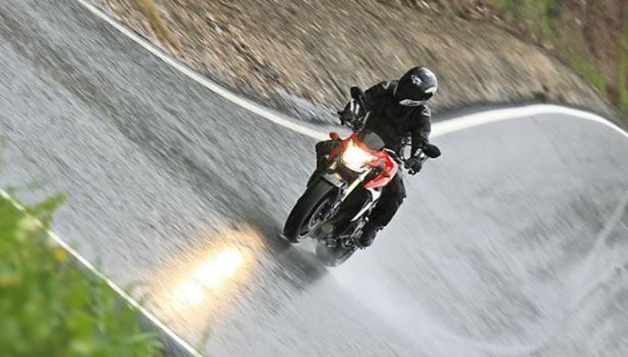 Aquest cap de setmana tindrem pluja...!!! no deixeu de gaudir de la vostre moto!! 👍🏍️🌧️
Com hem de conduir la nostre moto amb pluja?? goo.gl/uNTY94
#oriolmotos #suzuki #motocasio