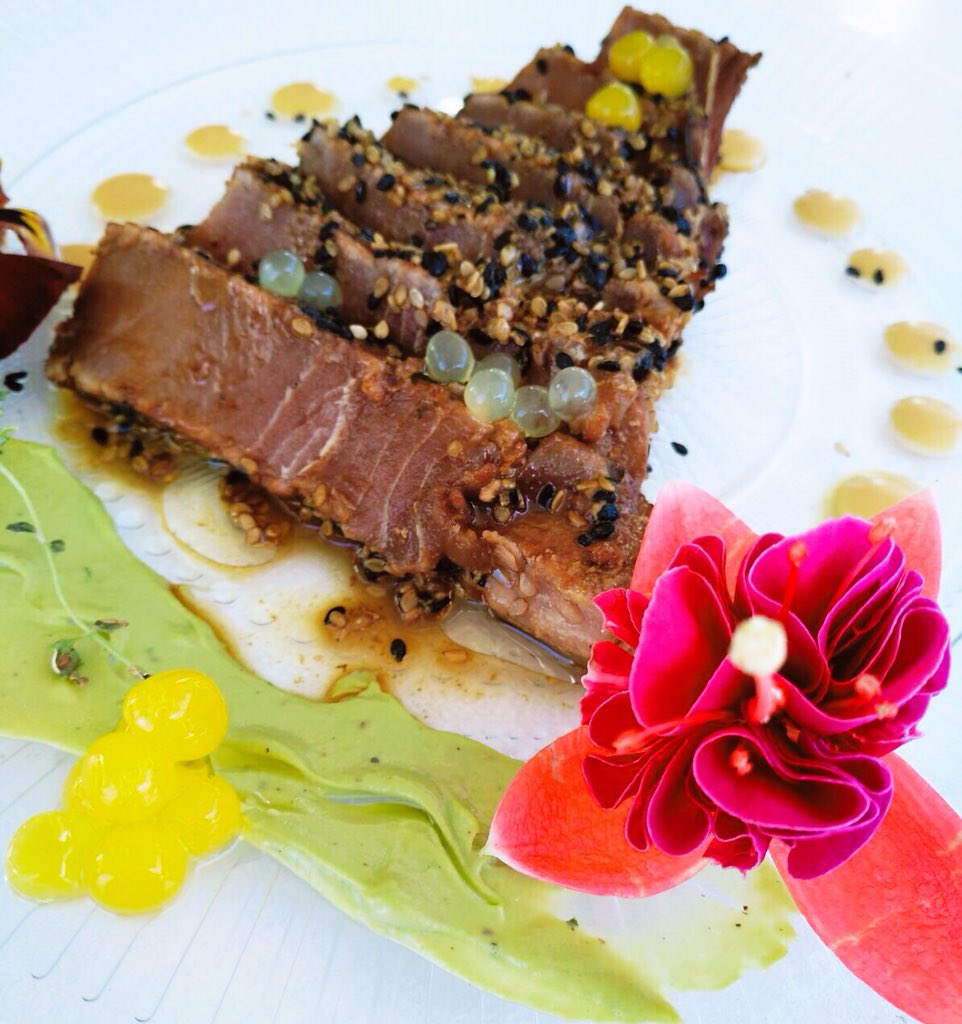 Desferas_'s tweet photo. ¡Explosión de sabor en un solo plato! Tataki de Atún🐟 con nuestras #Desferas de Lima🍋 y Naranja🍊, un verdadero placer para el paladar en primera línea de playa🏝🌊 desde #ChiringuitoVarela en Torre Del Mar-Málaga. https://t.co/fqBezER5nv