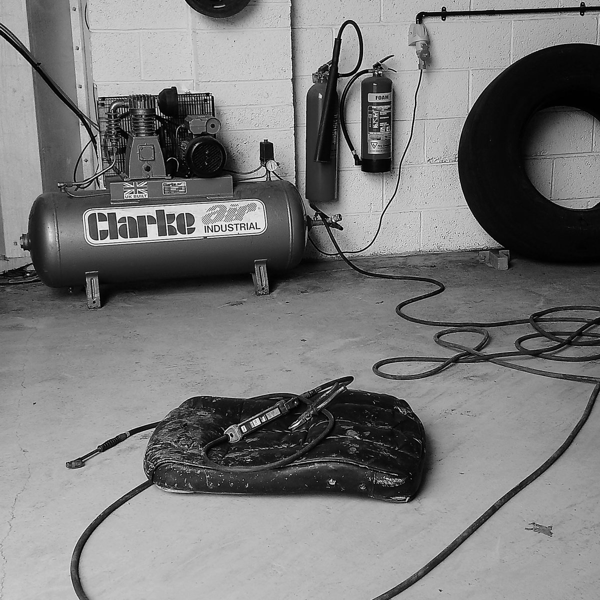 HGVschool's tweet photo. #underpressure #hgv #hgvdriver
#testcentre #tyres #airpressuregauge #clarke https://t.co/XTMsoGLdwK