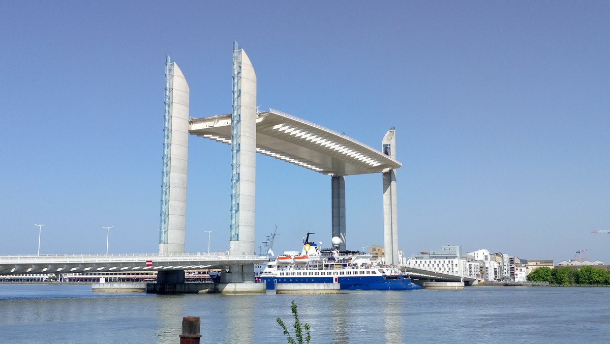 SebD333's tweet photo. Bienvenue à @Bordeaux #OceanAdventurer #PontJCD #Soleil photos ©SebD333 @BxMetro @BdxPaquebots https://t.co/OMNL5w75GP
