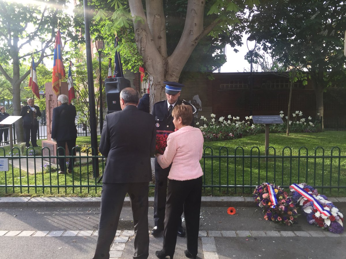 saradjian's tweet photo. Dépôts de gerbes devant le Khatchkar d’Asnières lors de la commémoration du 103ème anniversaire du génocide des arméniens Marie-Christine Saradjian et Levon Amirjanyan @maeschlimann @armembfrance @mcsaradjian @MDoAeschlimann @JosianeFischer @saradjian @fredsitbon @hautsdeseinefr https://t.co/kMXQ3Fgoxm