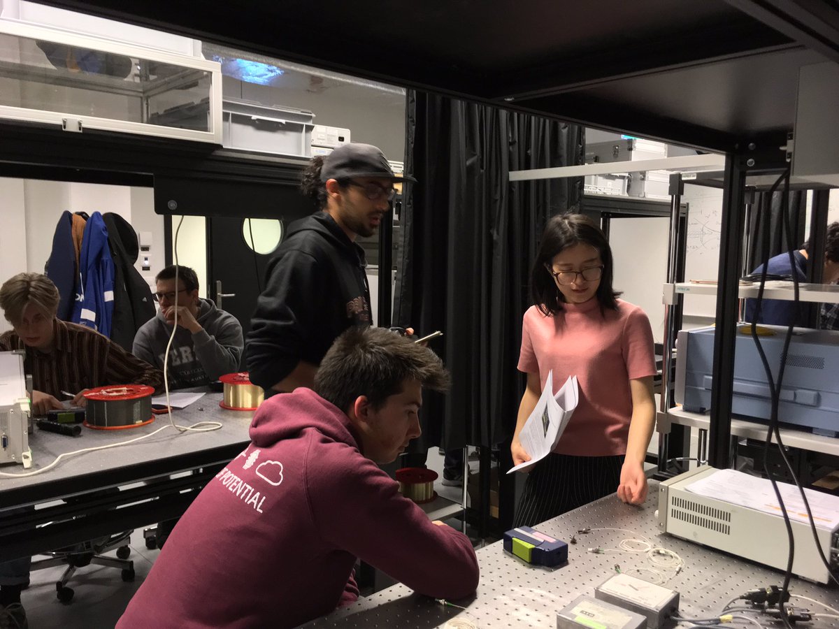 Kenny_HeyTow's tweet photo. @ItnFINESSE @EPFL ESRs @_Zhang_Li_ @RayPabitro showing young students how to characterise optical fibres and sources #itnfinesse #H2020 #MSCA #photonicslab https://t.co/SkKgySDbwm