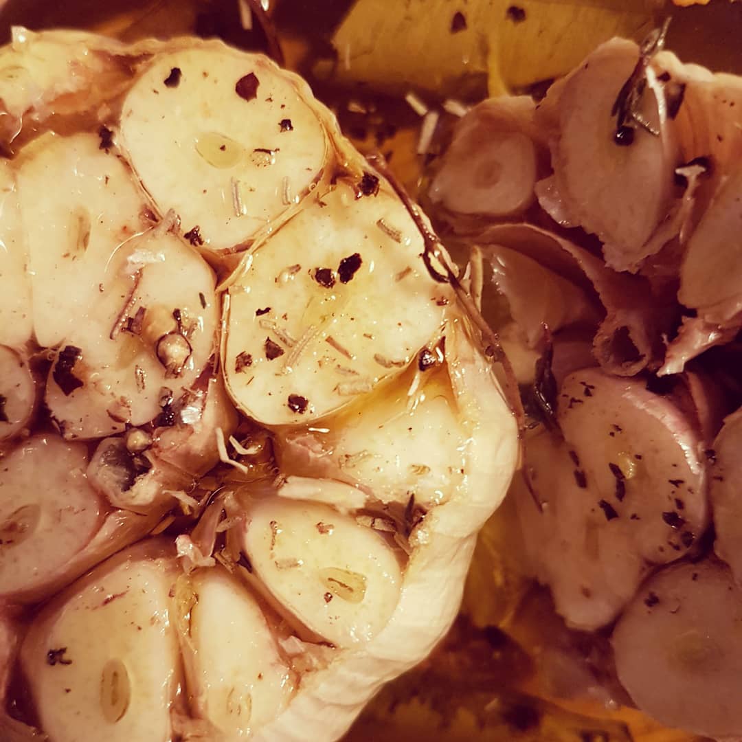 TorontoGarlic's tweet image. #friyay #midnightsnack from @ABCCAntarctica: Roasted #Garlic In Herbed Oil 😋😋😋 #loveONTfood