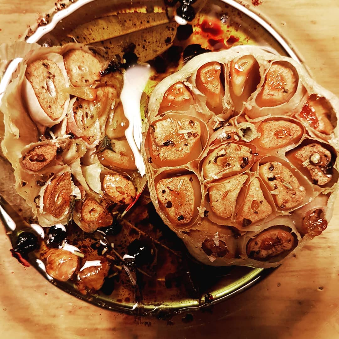 TorontoGarlic's tweet image. #friyay #midnightsnack from @ABCCAntarctica: Roasted #Garlic In Herbed Oil 😋😋😋 #loveONTfood