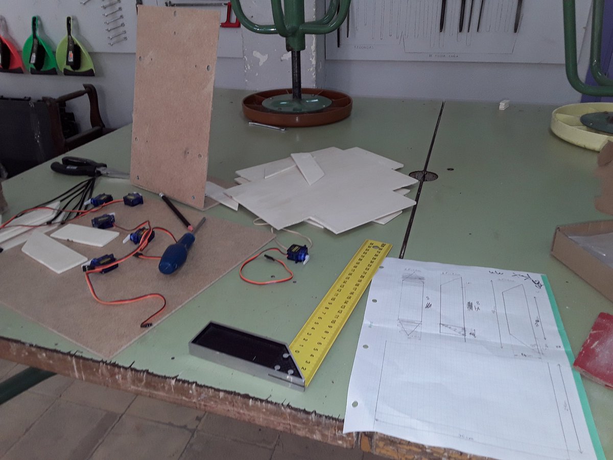 Trabajando a tope para terminar losproyectos a tiempo😥😥😥<a href="/AptaMalaga/">Feria de Tecnología FANTEC</a> #FANTEC18