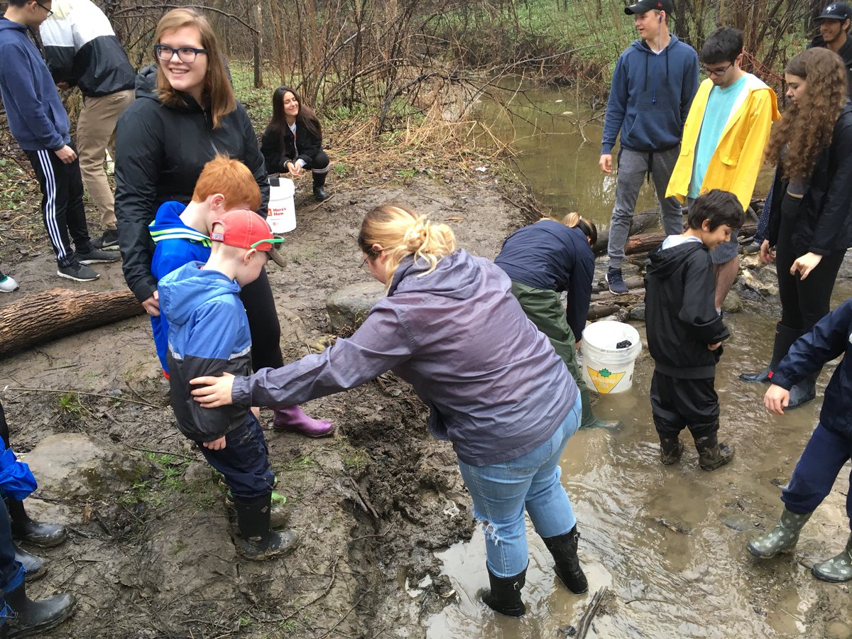 bucknleaf's tweet image. Releasing #Atlantic #salmon in the #Humber #River @BoltonCamp with Monica from @OntarioStreams and our elementary #friends from @JBoltonps @ofah @PeelSchools