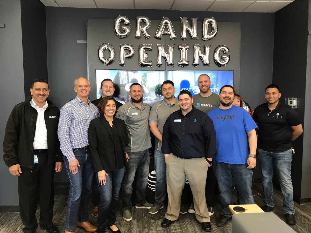 bracken_slb's tweet image. The Rhode Island leaders ready for the #GrandOpening of East Greenwich AT&amp;amp;T! What a great lookin’ bunch! @TeamATTEG #EntertainmentStore